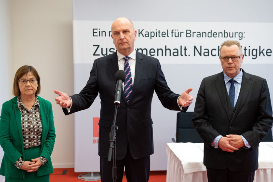 Dietmar Woidke (M), Ministerpräsident und SPD-Vorsitzender in Brandenburg, Michael Stübgen (r), Brandenburger CDU-Vorsitzender, und Ursula Nonnemacher, Fraktionsvorsitzende von Bündnis 90/Die Grünen im Landtag, geben vor der Unterzeichnung des Koalitions