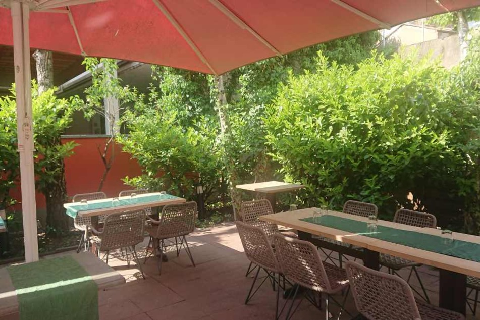 Blick in den neu eröffneten Biergarten, der noch ausgebaut werden soll.