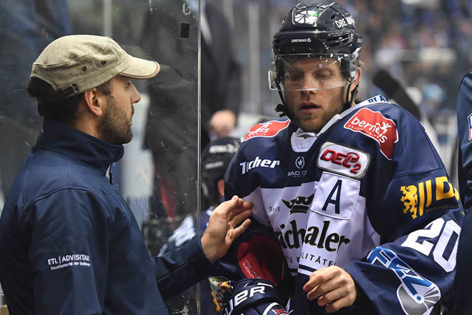 Hier verschwindet Pat Baum nach nur 59 Sekunden wieder in der Kabine. Seit
dem Freiburg-Spiel war der Verteidiger nicht mehr zu sehen.