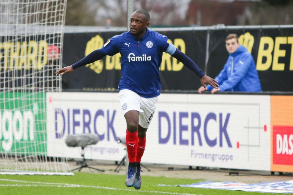 David Kinsombi jubelt nach einem Treffer für Holstein Kiel.
