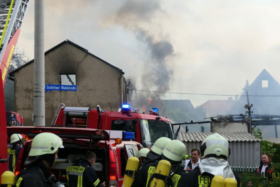 Blitzeinschläge setzten am Mittwochnachmittag mehrere Häuser im Raum Leipzig in Brand. In Colditz brannte dabei eine Scheune vollständig nieder.