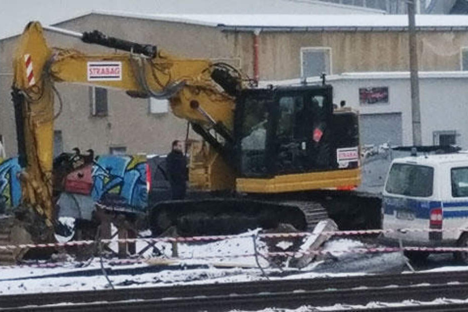 Die Bombe soll direkt neben der Bahnstrecke in Richtung Halle/Berlin liegen.