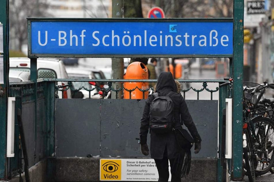 Am U-Bahnhof Schönleinstraße wurde der Obdachlose angezündet.