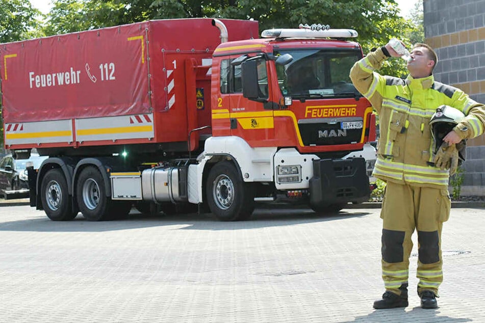 Hauptbrandmeister Olaf Mirtschink (47) achtet darauf, den ganzen Tag über genug zu trinken.