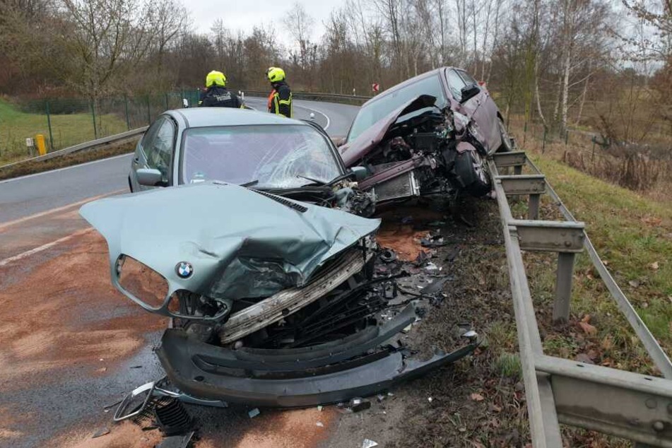 Bei einem Unfall in Potsdam-Drewitz wurden zwei Autos auf die Leitplanke geschleudert.