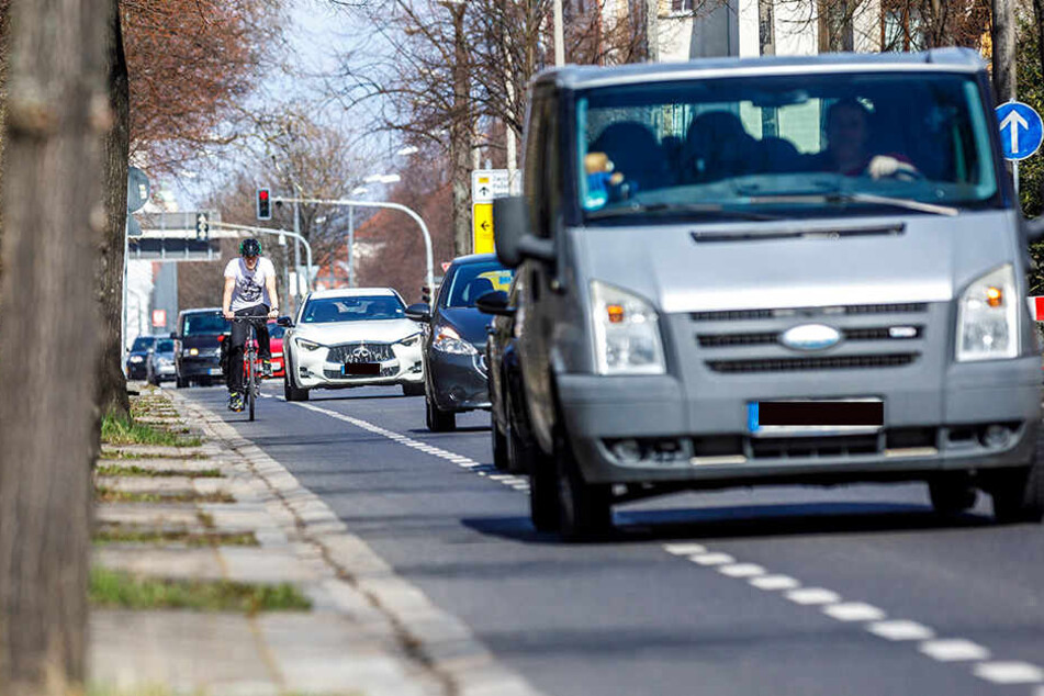 Die Chemnitzer Straße ist relativ eng ist, wenn sich Radler und Pkw begegnen.
