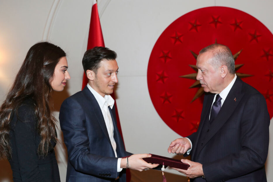 Mesut Özil (Mitte des Bildes) und seine Verlobte Amine Gülse (links im Bild) überreichen dem türkischen Staatspräsidenten Recep Tayyip Erdogan eine Einladungskarte für ihre Hochzeit.
