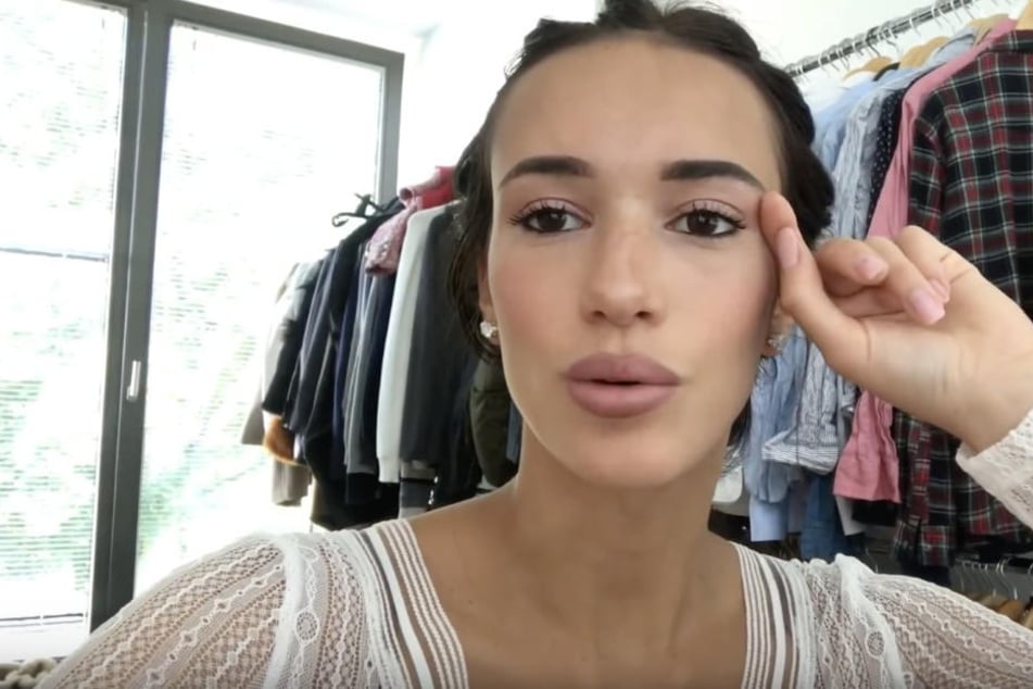 In ihrem neusten Video filmt sie sich unter anderem beim Schminken.