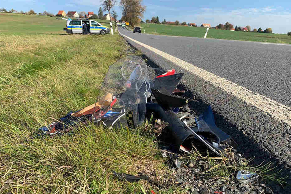 Am Straßenrand landeten Trümmerteile.