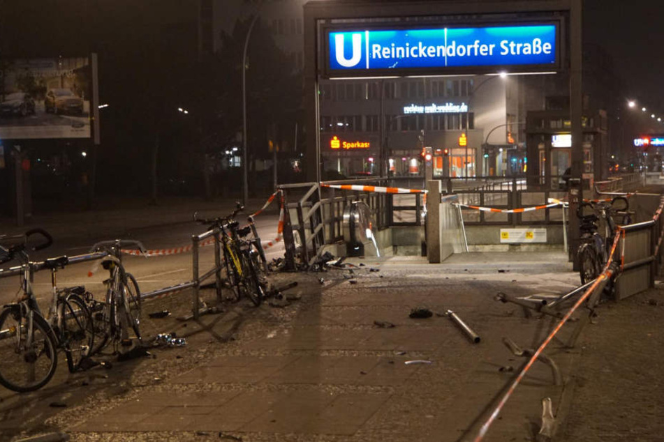 Mehrere Fahrräder und Poller wurden durch den Raser ebenfalls zerstört.