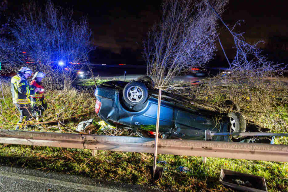 Das Auto krachte aufs Dach.