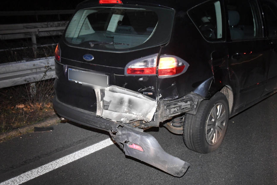 Das Heck des Ford S-Max wurde bei dem Crash stark beschädigt.