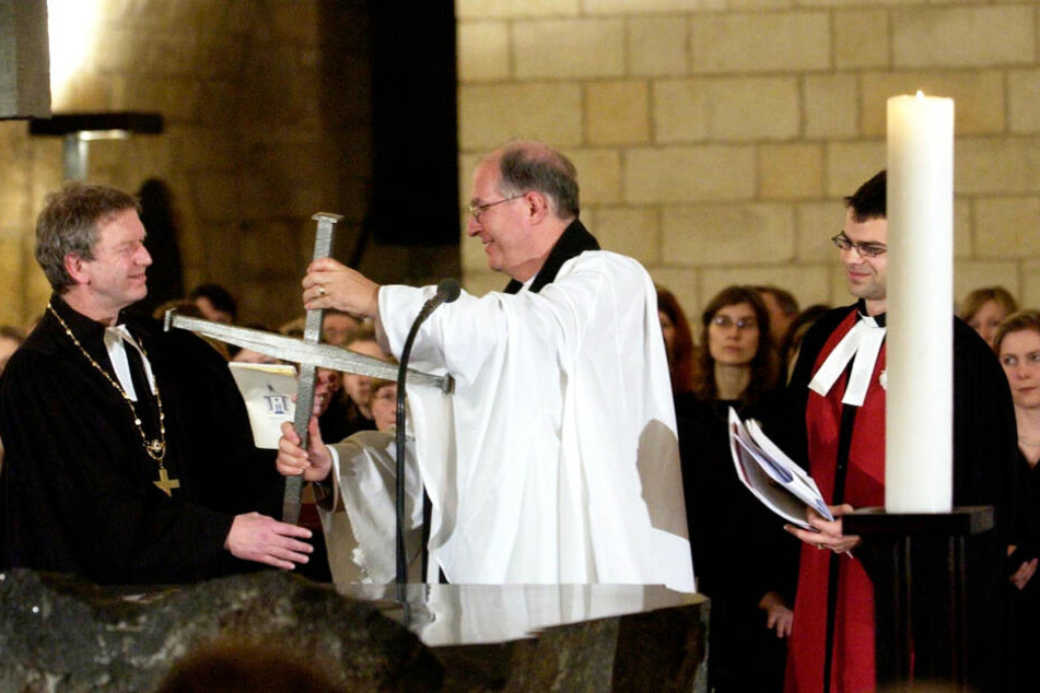 Anlaesslich des 60. Jahrestages der Zerstoerung Dresdens uebergab 2005 Dean John Irvine (m.) aus Coventry als Zeichen der Versöhnung in der der Dresdner Frauenkirche ein Nagelkreuz an Landesbischof Jochen Bohl (l.).