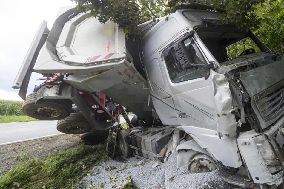 Der Sattelauflieger drehte sich um etwa 180 Grad und verkeilte sich mit dem Führerhaus.