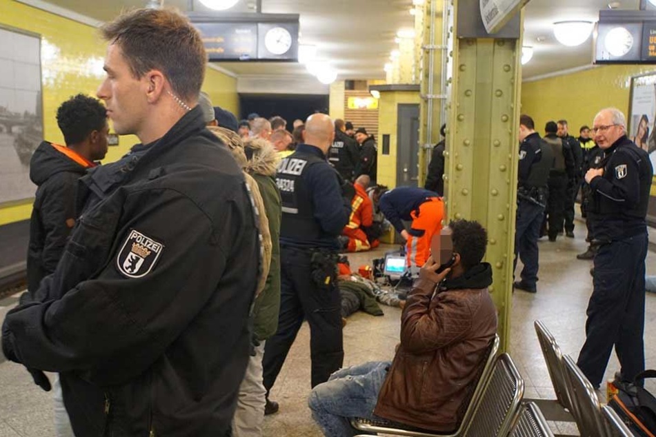 Die Polizei rückt mit einem Großaufgebot an, um die beiden Gruppen voneinander zu trennen.
