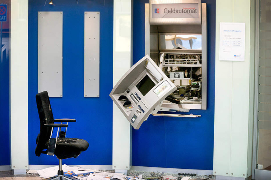 Explosion: Täter sprengen Geldautomaten in Kalbach und fliehen mit unbekannter Summe. (Symbolbild)