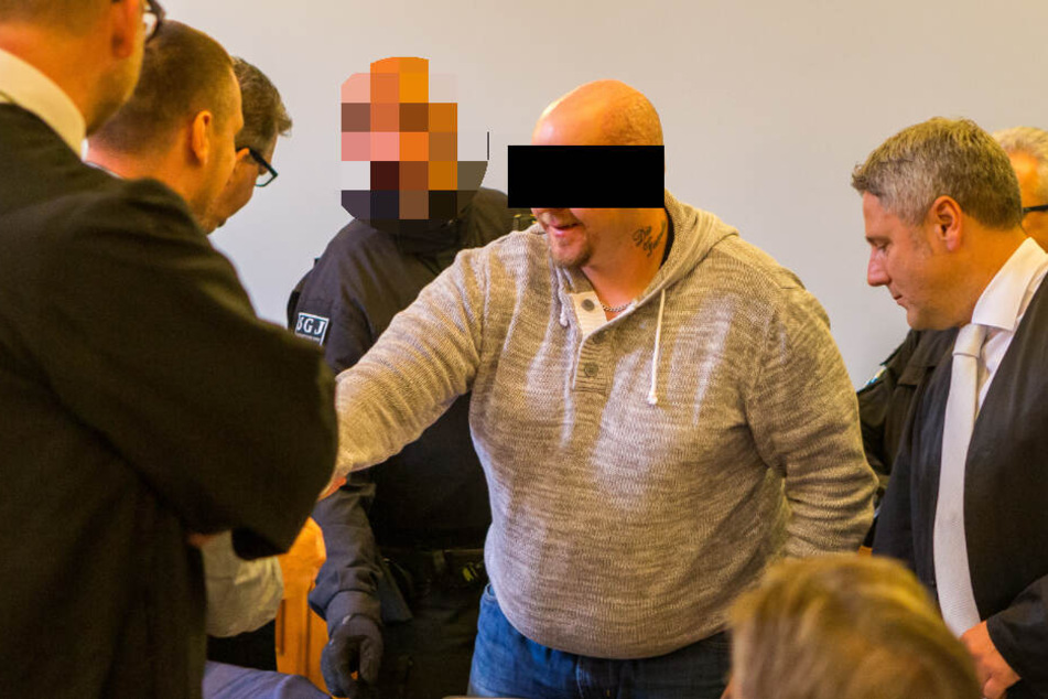 Sein Leben ist in Gefahr: Hells Angel Stefan S. (33) erschoss laut Anklage den Tribuns-Rocker Veysel A. und soll nach kurdischem Blutrache-Ritus gerichtet werden.