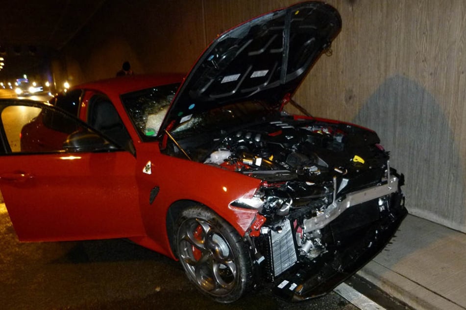 Der Alfa Romeo war nach dem Unfall nicht mehr fahrbereit.