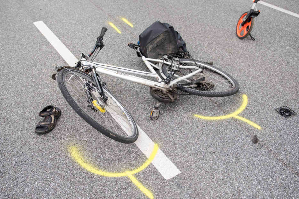 Weil er den Verkehr auf der Straße nicht beachtete, wurde ein Radler (81) von einem Auto erfasst und tödlich verletzt. (Symbolbild)