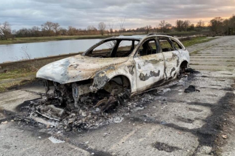 Dieser ausgebrannte Wagen wurde am Montagnachmittag neben der Elbe im Landkreis Stendal entdeckt.