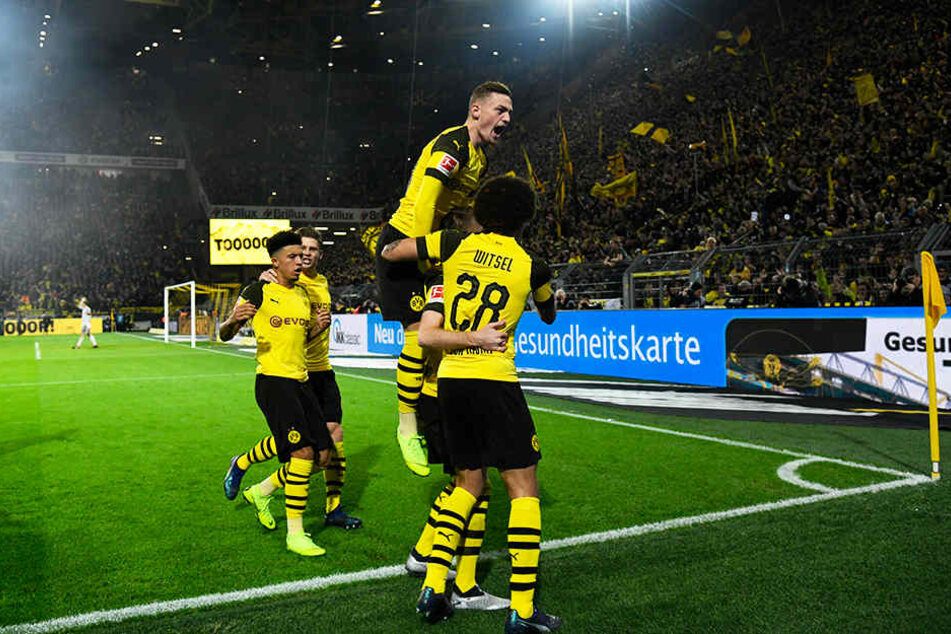 Jubel vor der vollen Südtribüne: Der BVB drehte das Spiel gegen starke Bayern.