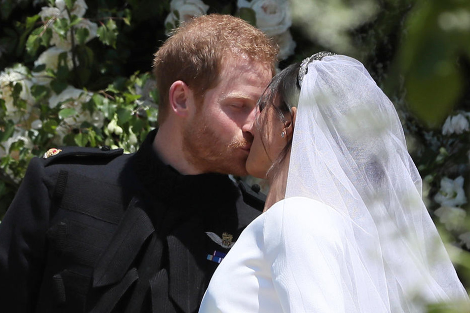 Bei ihrer Hochzeit hing der Himmel noch voller Geigen und das zeigten Harry und Meghan auch.