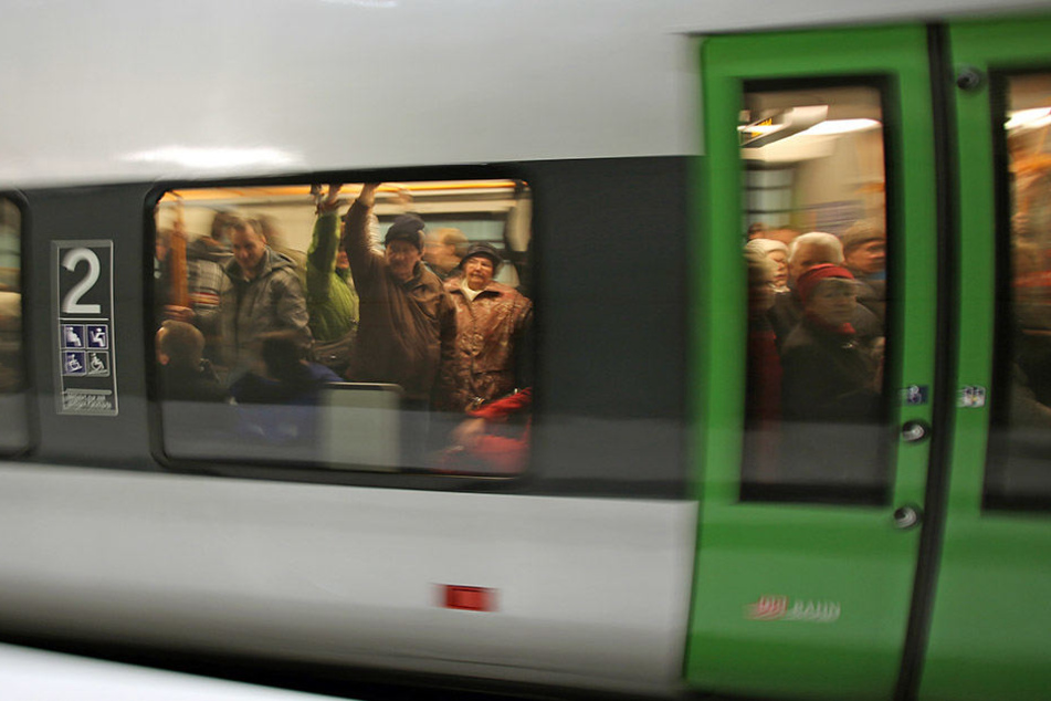 Auf der Rückfahrt von Leipzig nach Dessau gerieten die "Rosslauer Jungs" mit RB-Leipzig-Fans aneinander (Symbolbild).