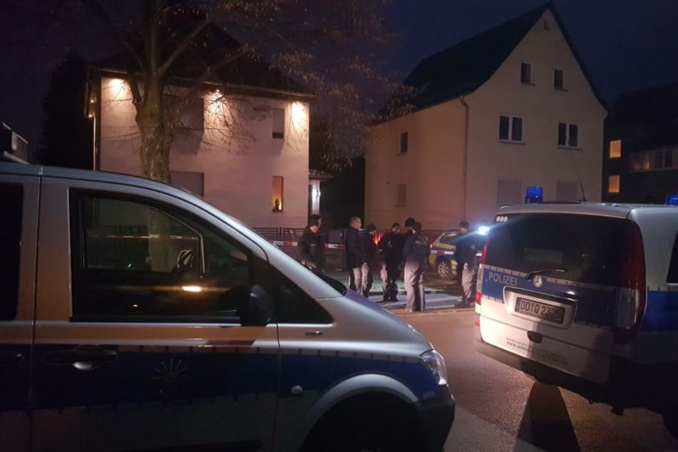 Am Montagnachmittag wurde bereits ein Sperrkreis von zirka 100 Metern errichtet. Dieser soll heute auf 1000 Meter erweitert werden.