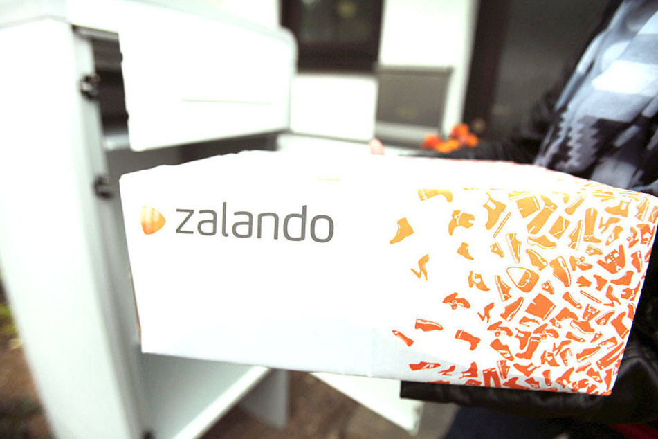 Von Versand-Händler Zalando wird ein Paket ausgeliefert.