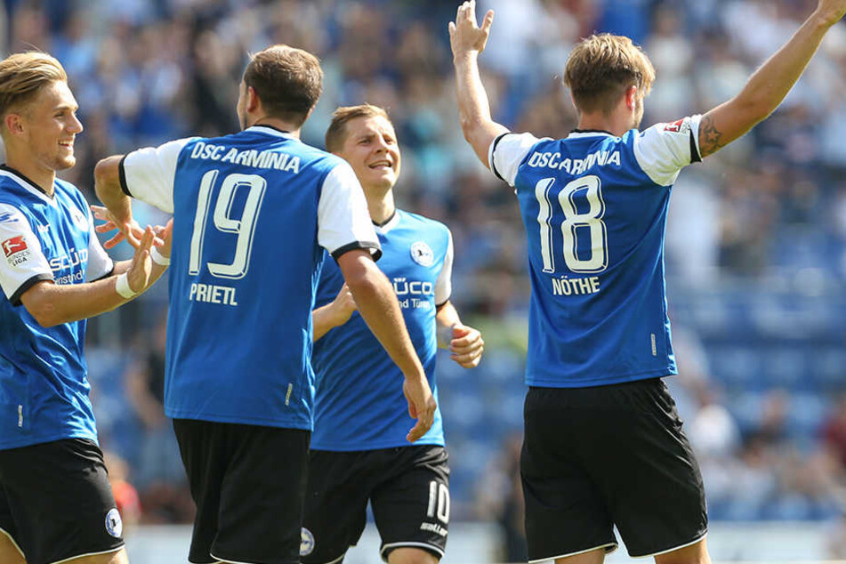 Hier jubeln die drei Neuzugänge Leandro Putaro (l.), Manuel Prietl (2.v.l.) und Tomasz Holota (2.v.r.) über den Treffer von Christopher Nöthe.