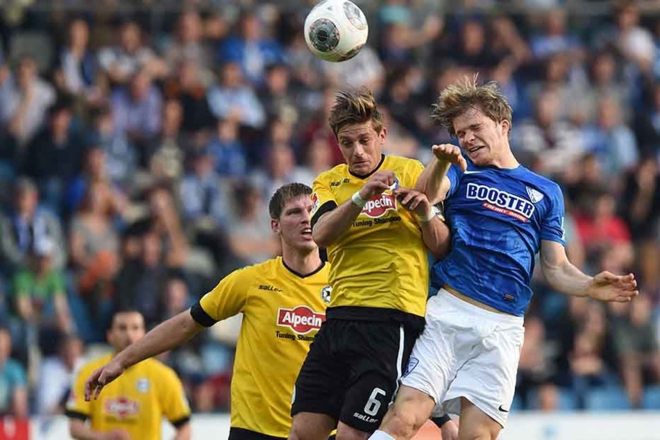 Spielen immer noch im Arminia-Dress: Tom Schütz (am Kopfball) und Fabian Klos (beide in Auswärts-Gelb).