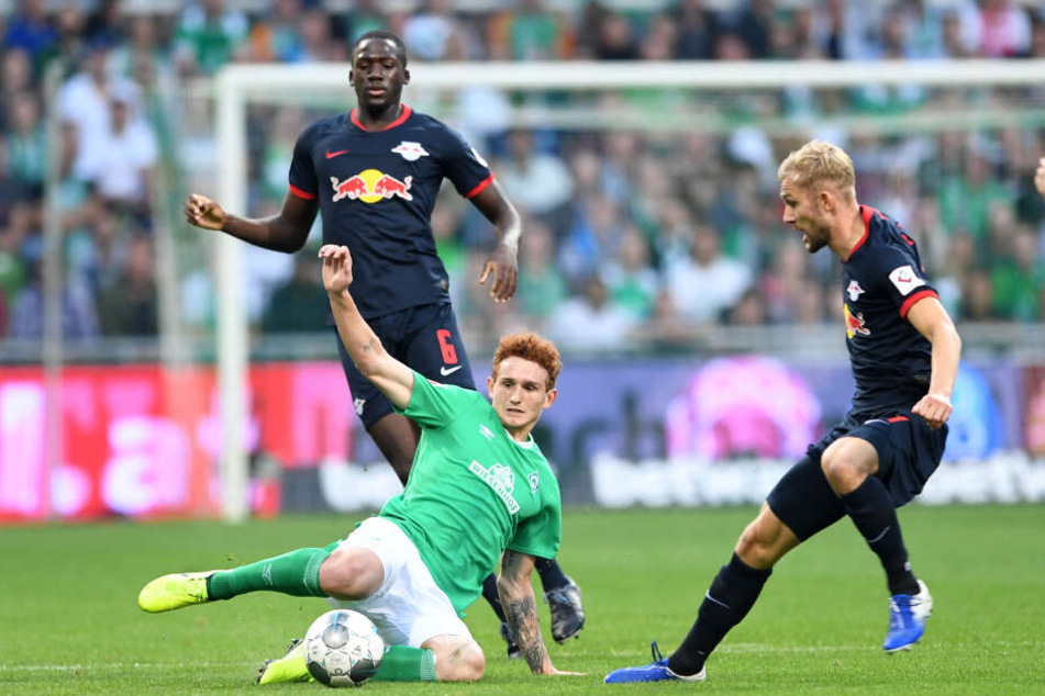 Werders Josh Sargent (M) grätscht den Ball vor Leipzigs Ibrahima Konate und Konrad Laimer (r) weg. Das Hinspiel war eine umkämpfte Angelegenheit.