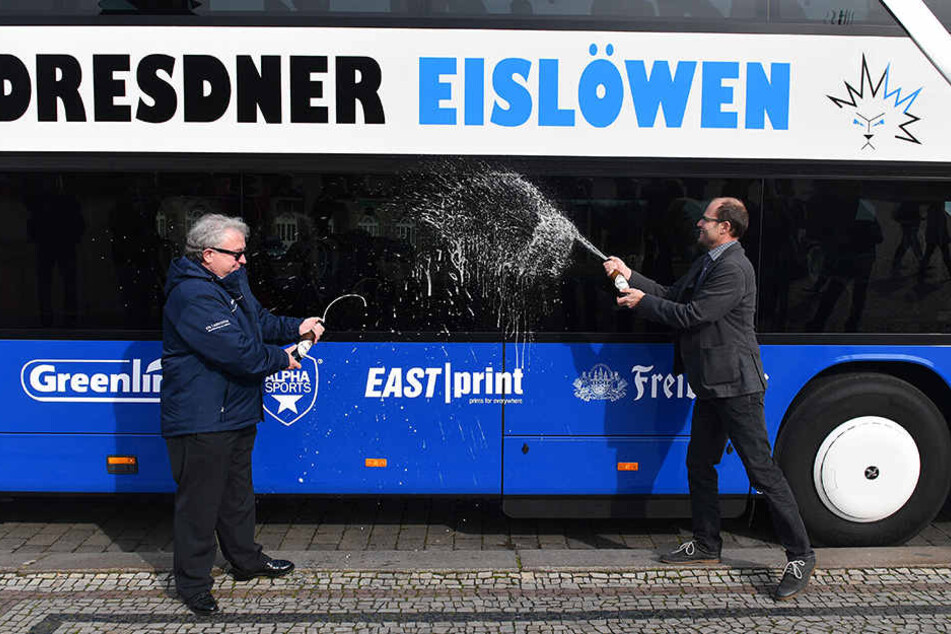Zünftig! Eislöwen-Geschäftsführer Volker
Schnabel (l.) und Freiberger-Marketingleiter Frank Rehagel taufen mit Bier den
Bus.