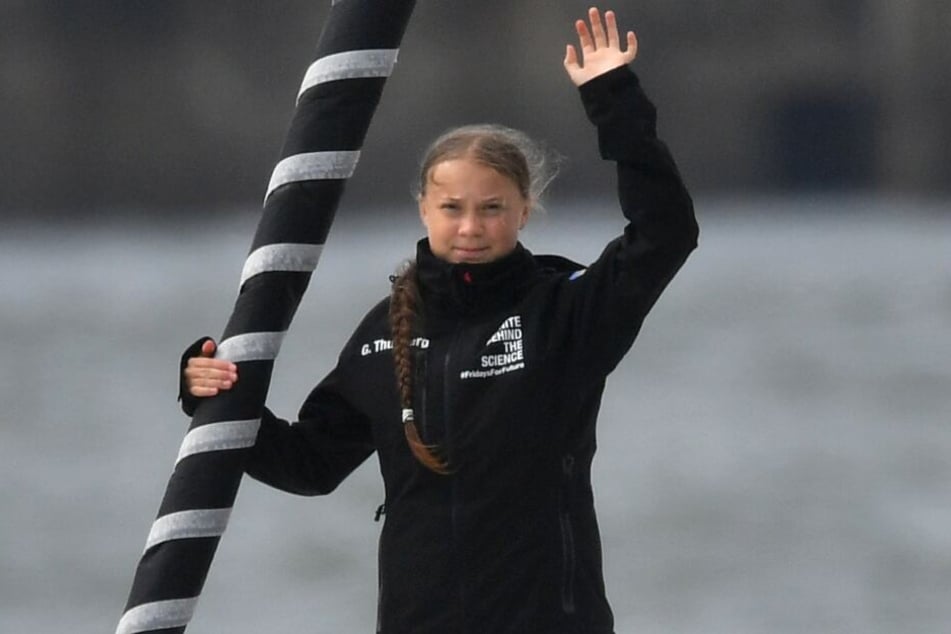 Greta Thunberg winkt von Bord der Hochseejacht "Malizia".