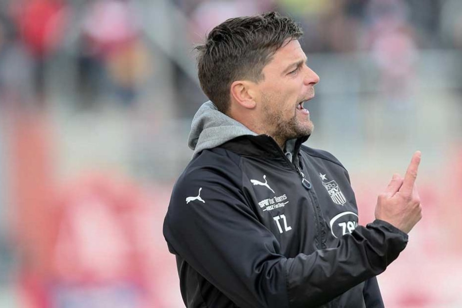 Torsten Ziegner muss seine Abwehr umbauen. Verletzungen und Sperren sind der Grund dafür.