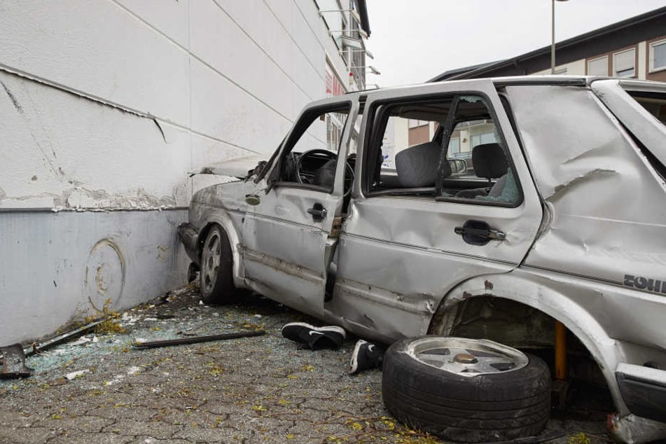 Die drei jungen Männer wurden schwer verletzt in Krankenhäuser gebracht, wo der Fahrer starb.