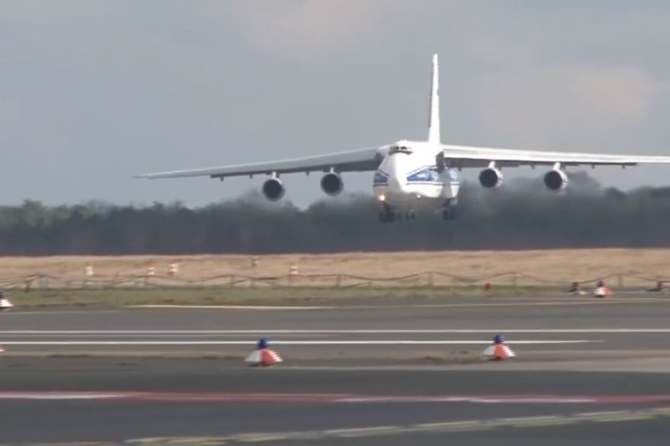 Die Antonow 124 im Anflug auf den Flughafen Köln/Bonn.
