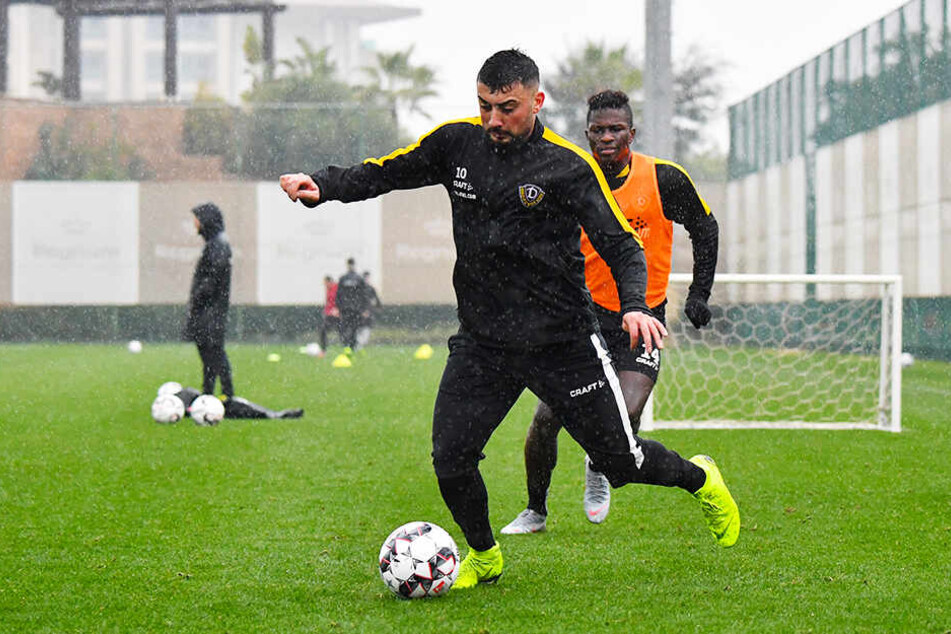 Dynamos Aias Aosman behauptet sich beim Trainingsspielchen im türkischen Belek gegen Moussa Koné.