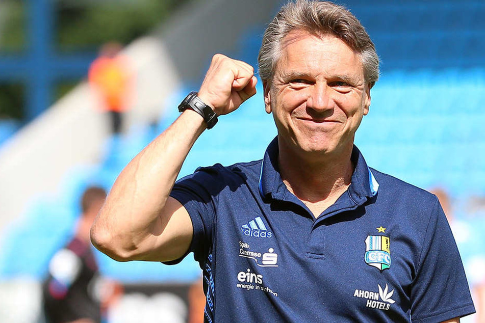 Die Siegerfaust: Horst Steffen konnte nach dem Sieg seiner Jungs gegen Zwickau zufrieden lächeln.