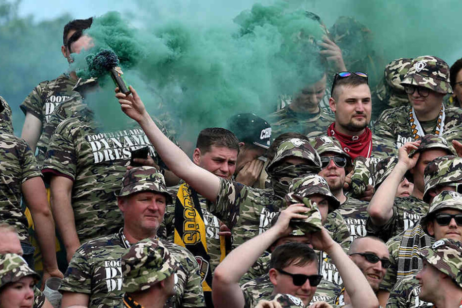 Im Militär-Look und grün vernebelt trat der Dresdner Anhang in Karlsruhe in Erscheinung.