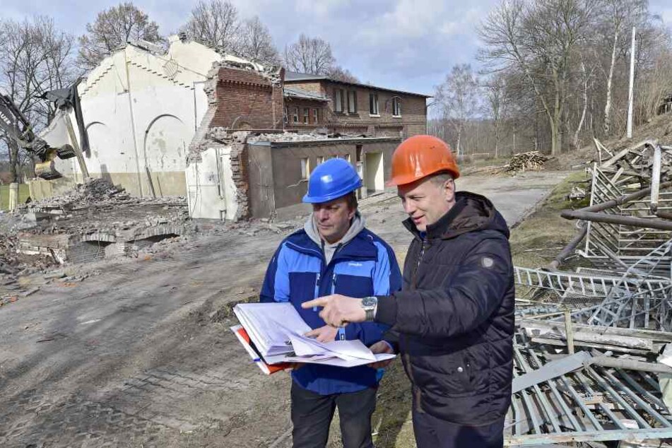 Der Abrissbagger frisst die alte Halle. Bauleiter Ulrich Stiehler (57, l.)
und Mirko Richtsteiger (51, Hochbauamt) mit Bauplan.