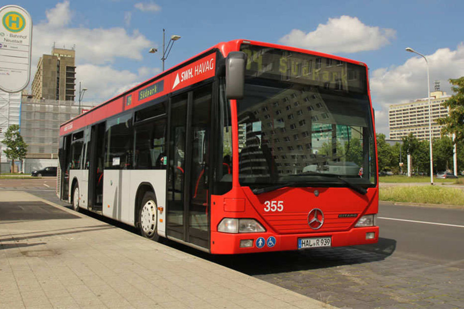Ein Bus rollte plötzlich los, obwohl dessen Fahrer (47) die Handbremse anzog. Ein Mann (62) wurde eingequetscht. (Symbolbild)