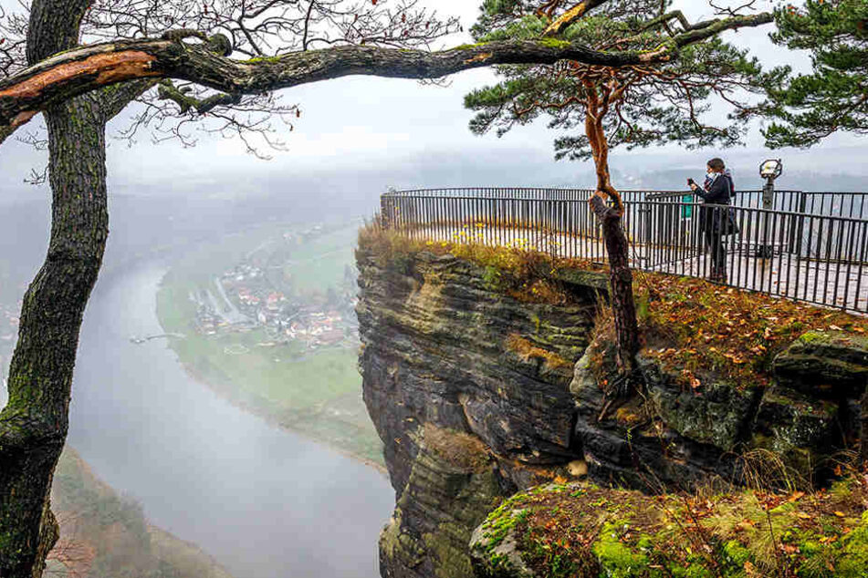 Der Nebel um die Zukunft der weltberühmten Aussicht auf dem Bastei-Felsen lichtet sich: Über die gesperrte Plattform wird ein Schwebe-Steg gebaut.