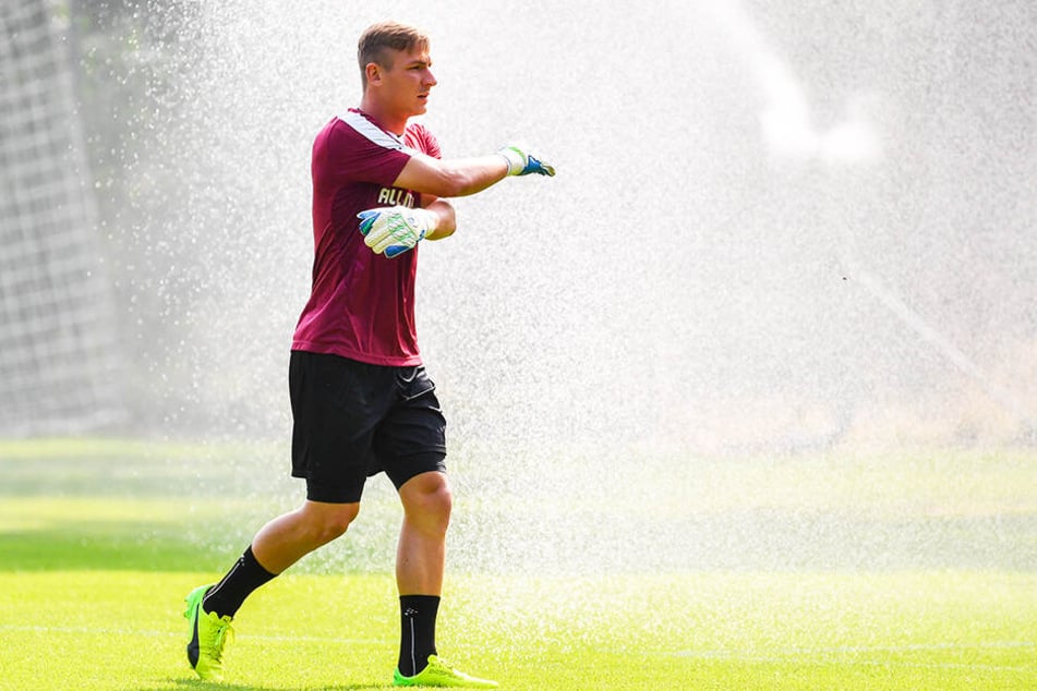 Kevin Broll steht nicht im Regen. Trainer Cristian Fiel spricht ihm weiter das Vertrauen aus. Ein tolles Signal für die Nummer eins im Dynamo-Tor!