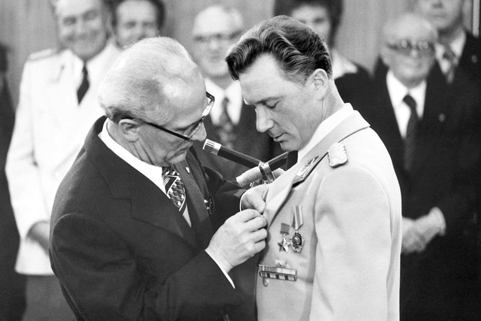 Der Staatsratsvorsitzende Erich Honecker heftete Sigmund Jähn den Karl-Marx-Orden an. Zudem erhielt er den Titel "Held der Deutschen Demokratischen Republik".
