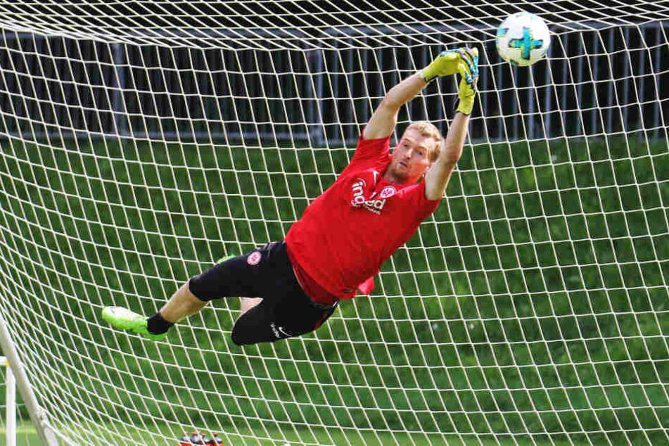 Lukas Hradecky fliegt auch in dieser Saison für die Eintracht durch die Luft.