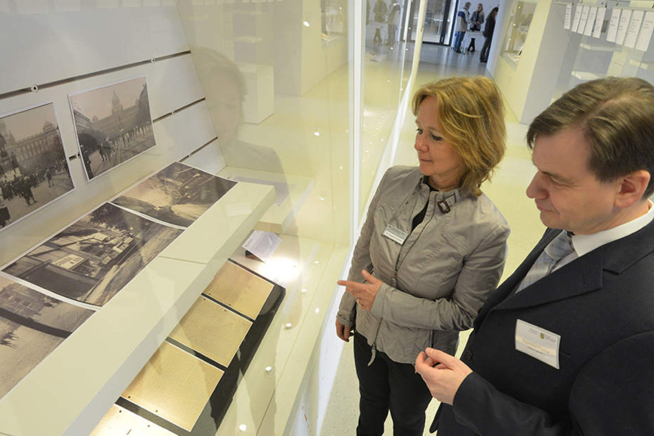 Die Leiterin der Chemnitzer Außenstelle der Stasi-Unterlagenbehörde Annette Zehnter (57) und Raymond Plache (51) vom Staatsarchiv Chemnitz in der Ausstellung "Problem ČSSR".