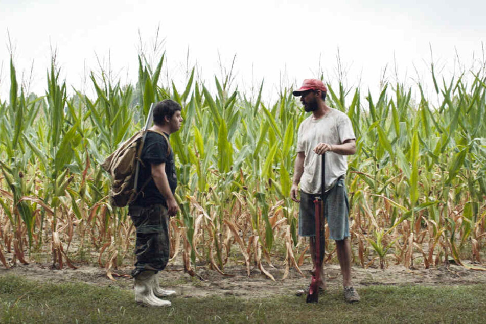 Tyler (r., Shia LaBeouf) nimmt Zak (Zack Gottsagen) widerstrebend mit auf seinen Roadtrip.