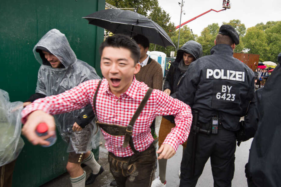 Besucher stürmen auf das Oktoberfest.