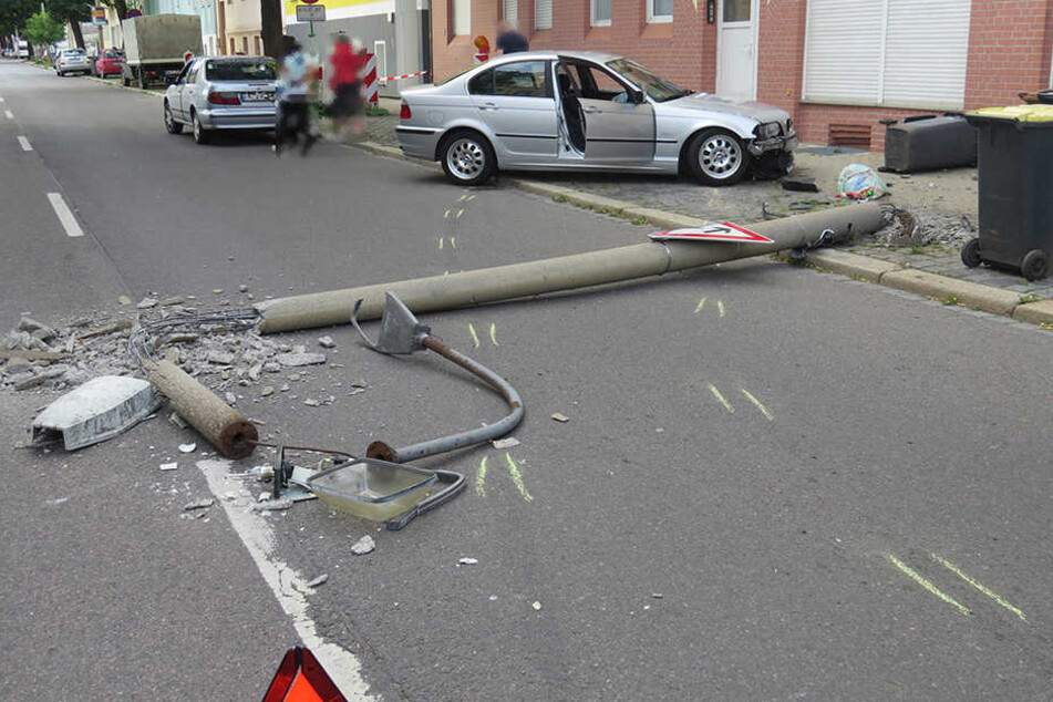 Der Laternenmast hielt dem Aufprall nicht stand und fiel auf die Straße.